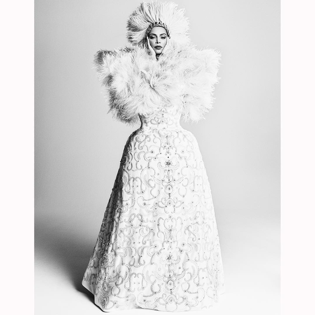 Мала, ти космос! Кім Кардашьян приміряла футуристичні образи для Vogue Japan