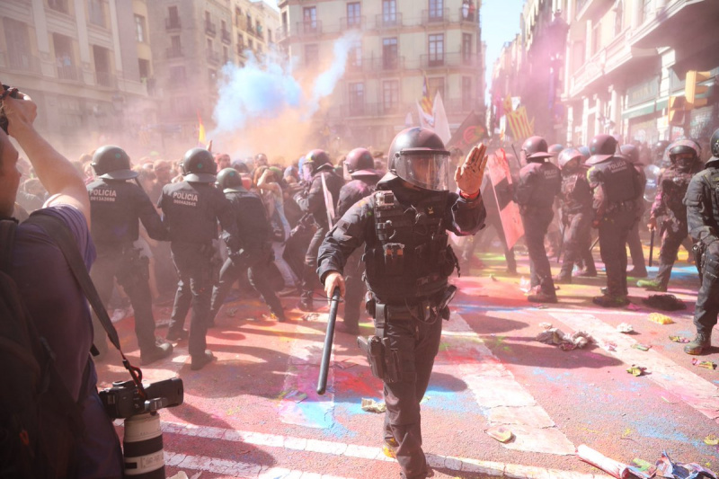 В Барселоне произошли столкновения между полицией и сторонниками независимости Каталонии