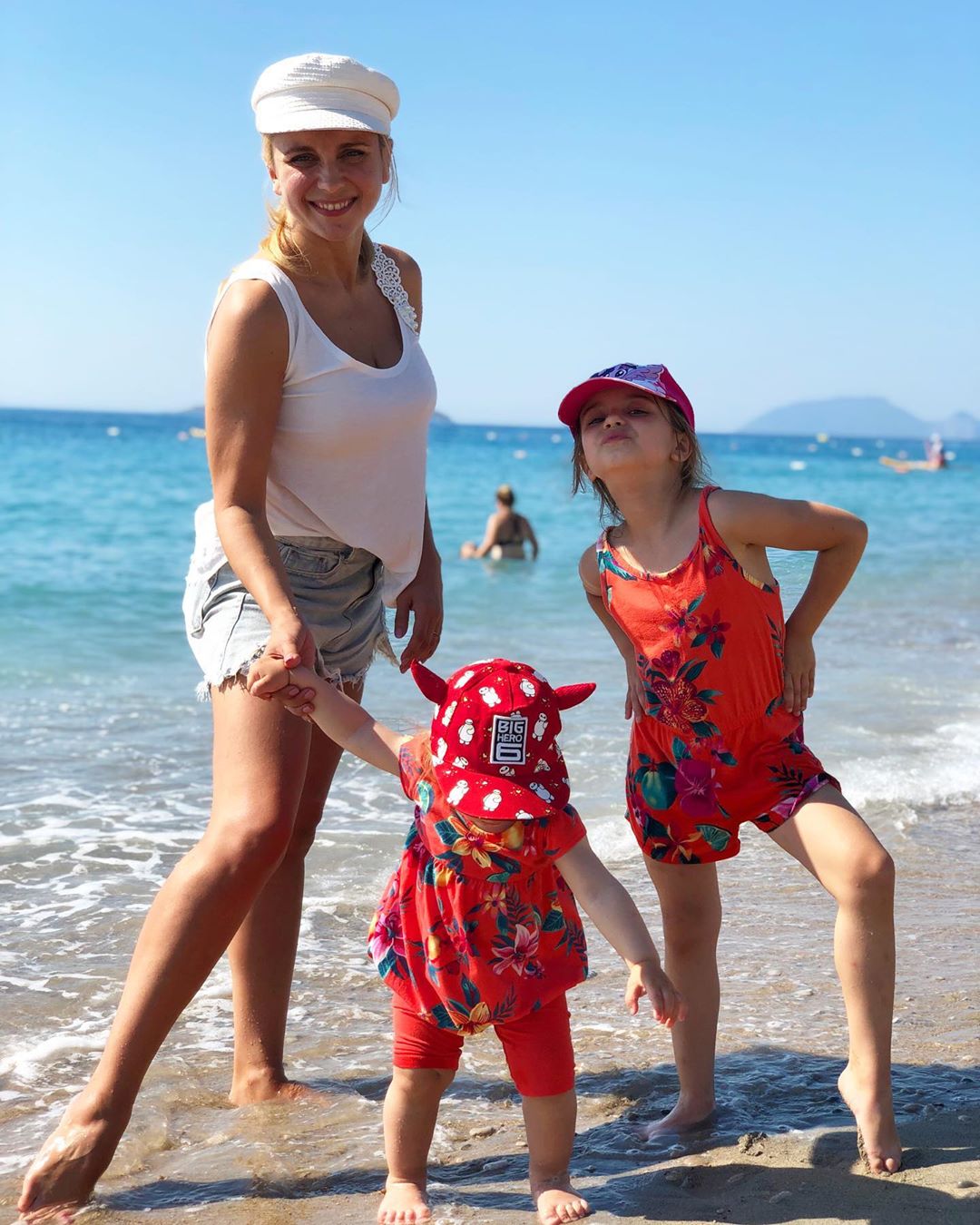 Модные девчонки: Лилия Ребрик в коротких шортах показала "морское" фото с дочками