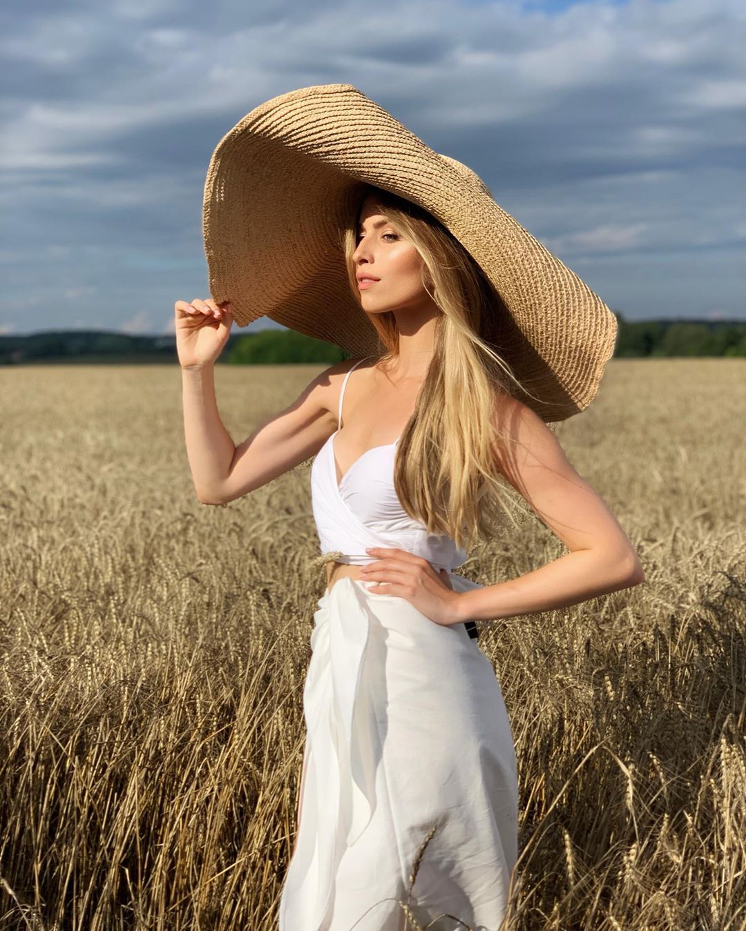 Бабуся оцінила: внучка Ротару заворожила чуттєвим літнім фотосетом