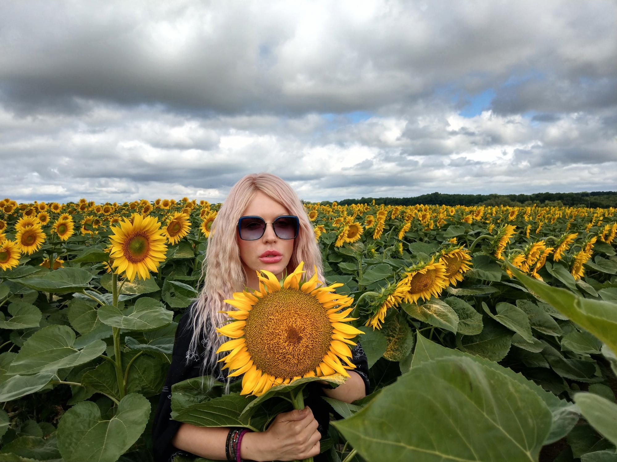 Травести-дива Монро устроила яркую фотосессию среди подсолнухов