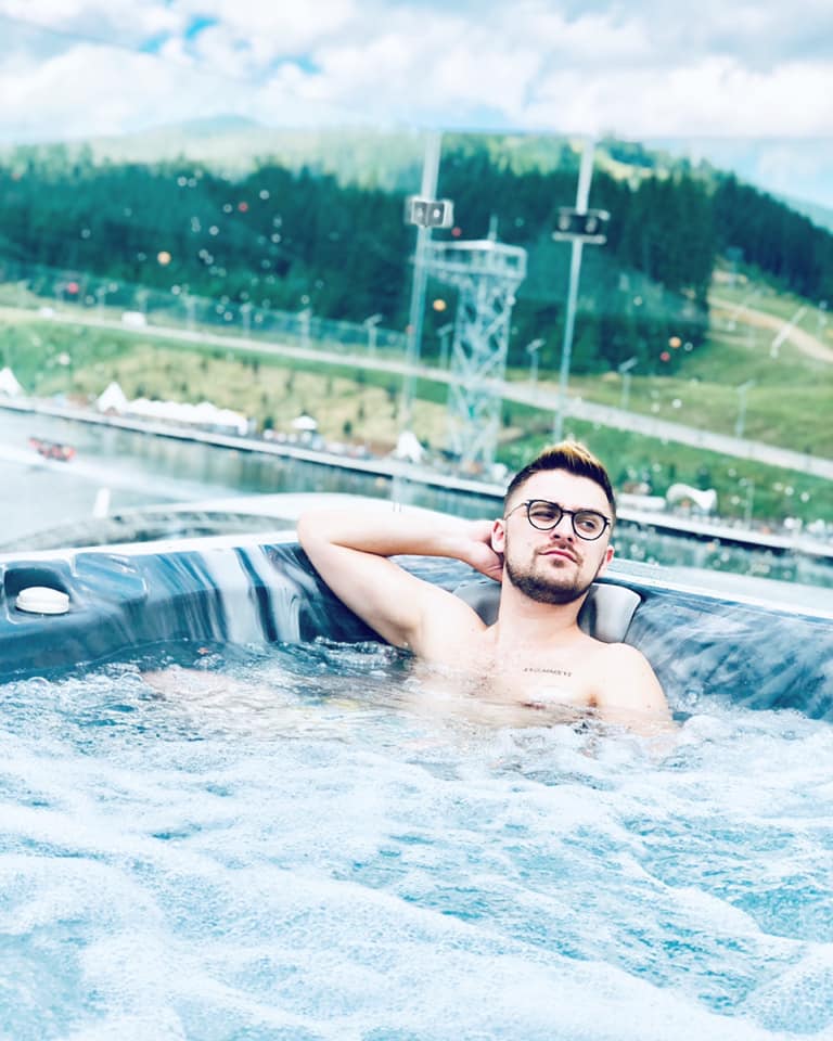 JULIK описав свій ідеальний відпочинок і розкрив секрети догляду за собою