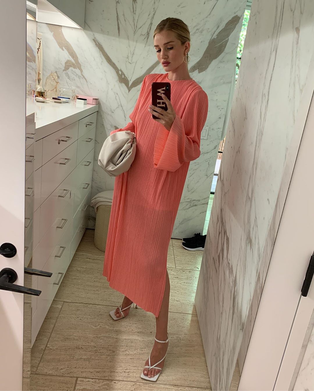 Уроки стиля: Роузи Хантингтон-Уайтли показала, как носить трендовые вещи сезона