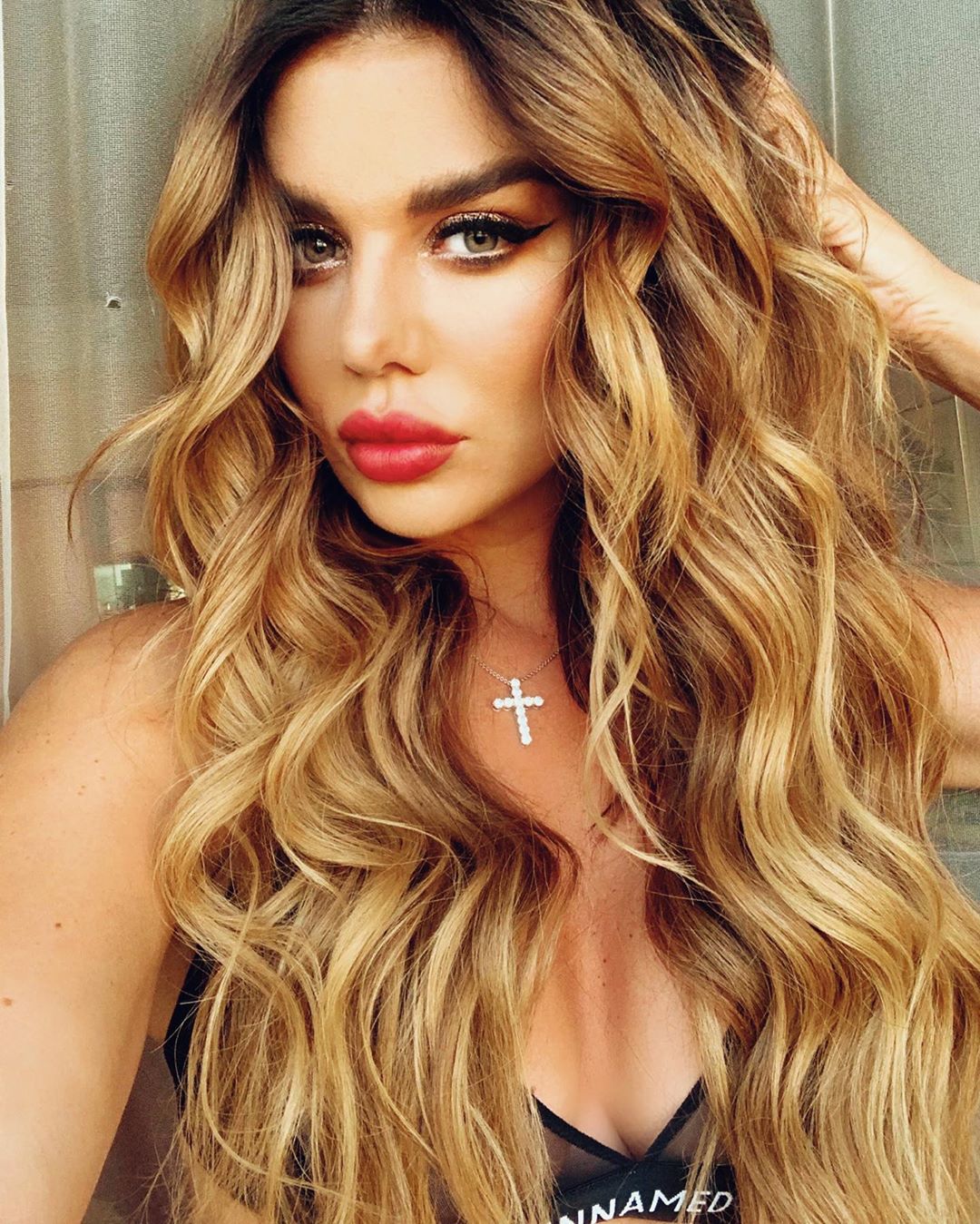 "Поза силы": Анна Седокова научила простому способу для повышения самооценки