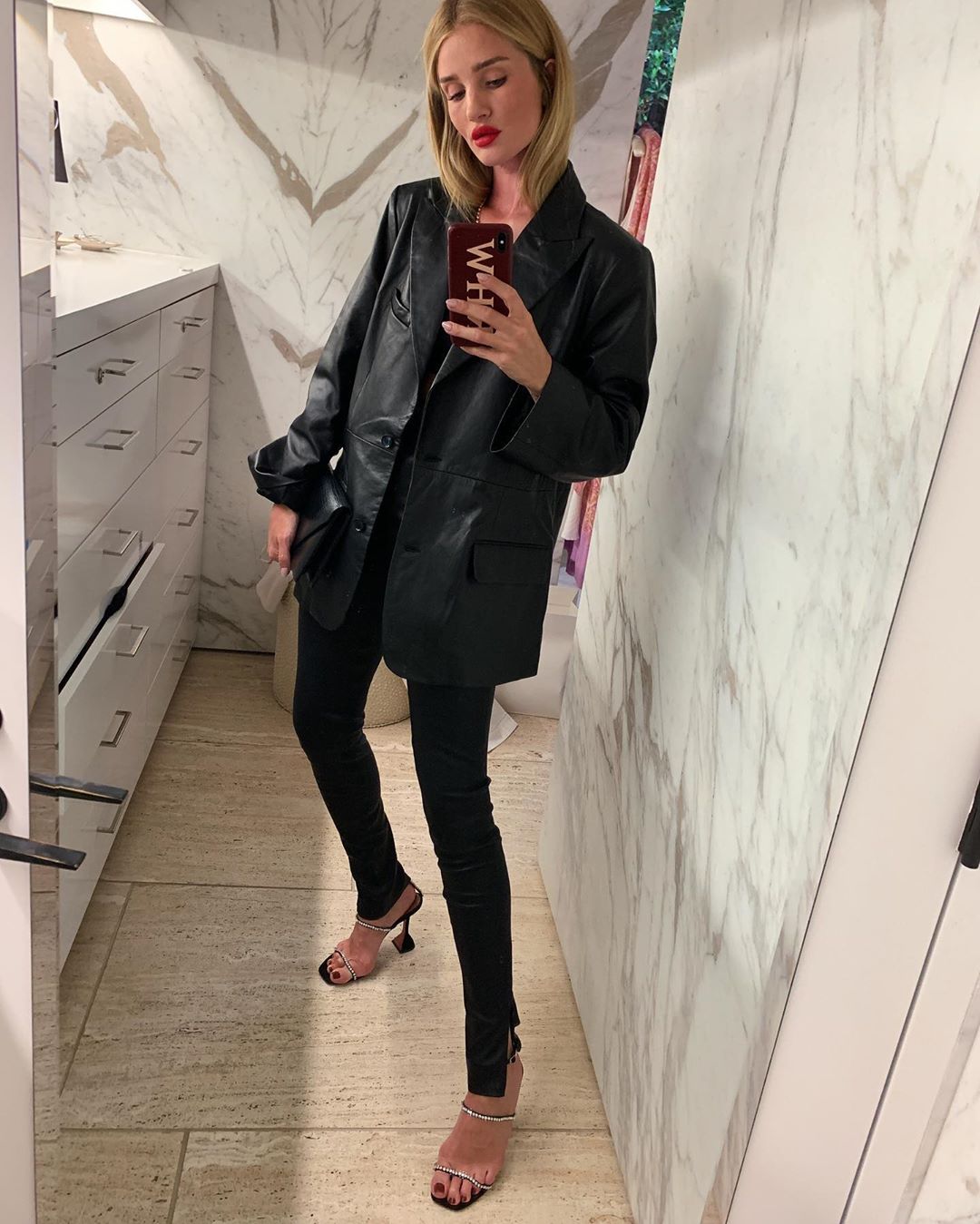 Уроки стиля: Роузи Хантингтон-Уайтли показала, как носить трендовые вещи сезона