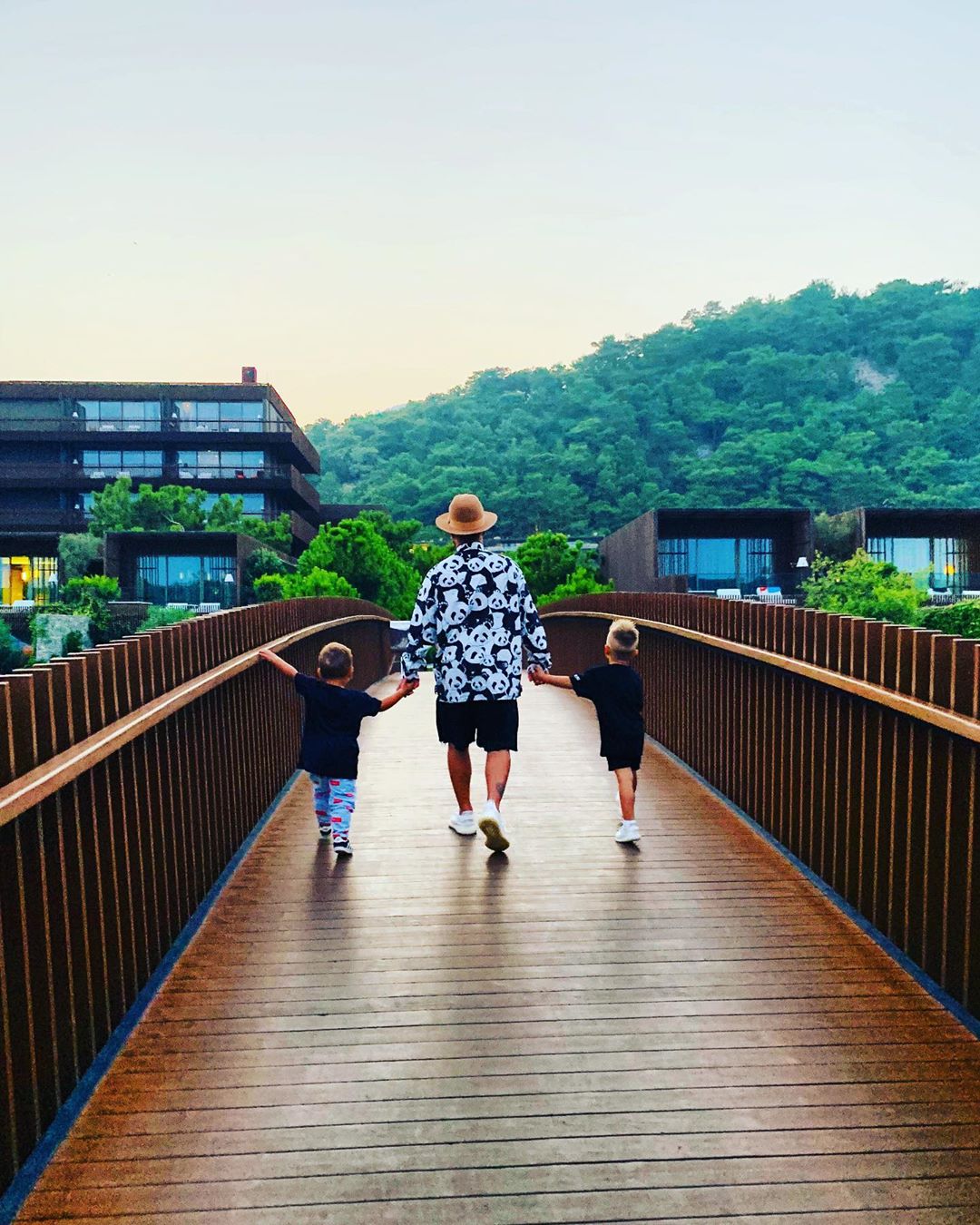 "Самые красивые": MONATIK растрогал сеть душевным фото с сыновьями на отдыхе