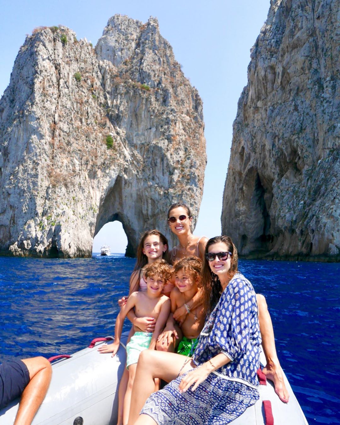 В соблазнительных нарядах и объятиях любимого: Алессандра Амбросио показала жаркие кадры с отдыха