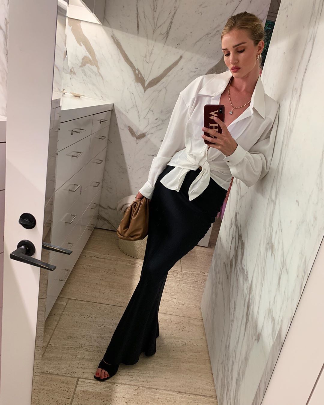 Уроки стиля: Роузи Хантингтон-Уайтли показала, как носить трендовые вещи сезона