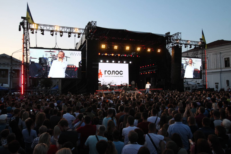 Видовища замість хліба: як на концертах в Києві агітували напередодні виборів у Раду