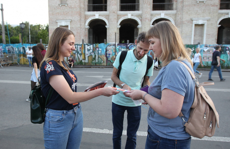 Видовища замість хліба: як на концертах в Києві агітували напередодні виборів у Раду
