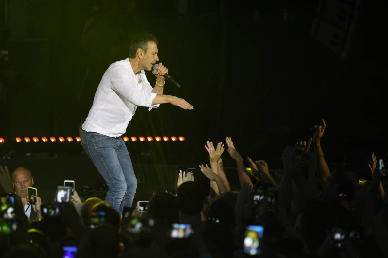 Видовища замість хліба: як на концертах в Києві агітували напередодні виборів у Раду