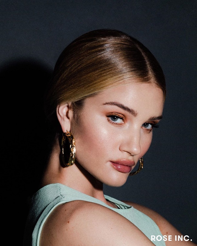 Она идеальна: Роузи Хантингтон-Уайтли восхитила новым чувственным образом