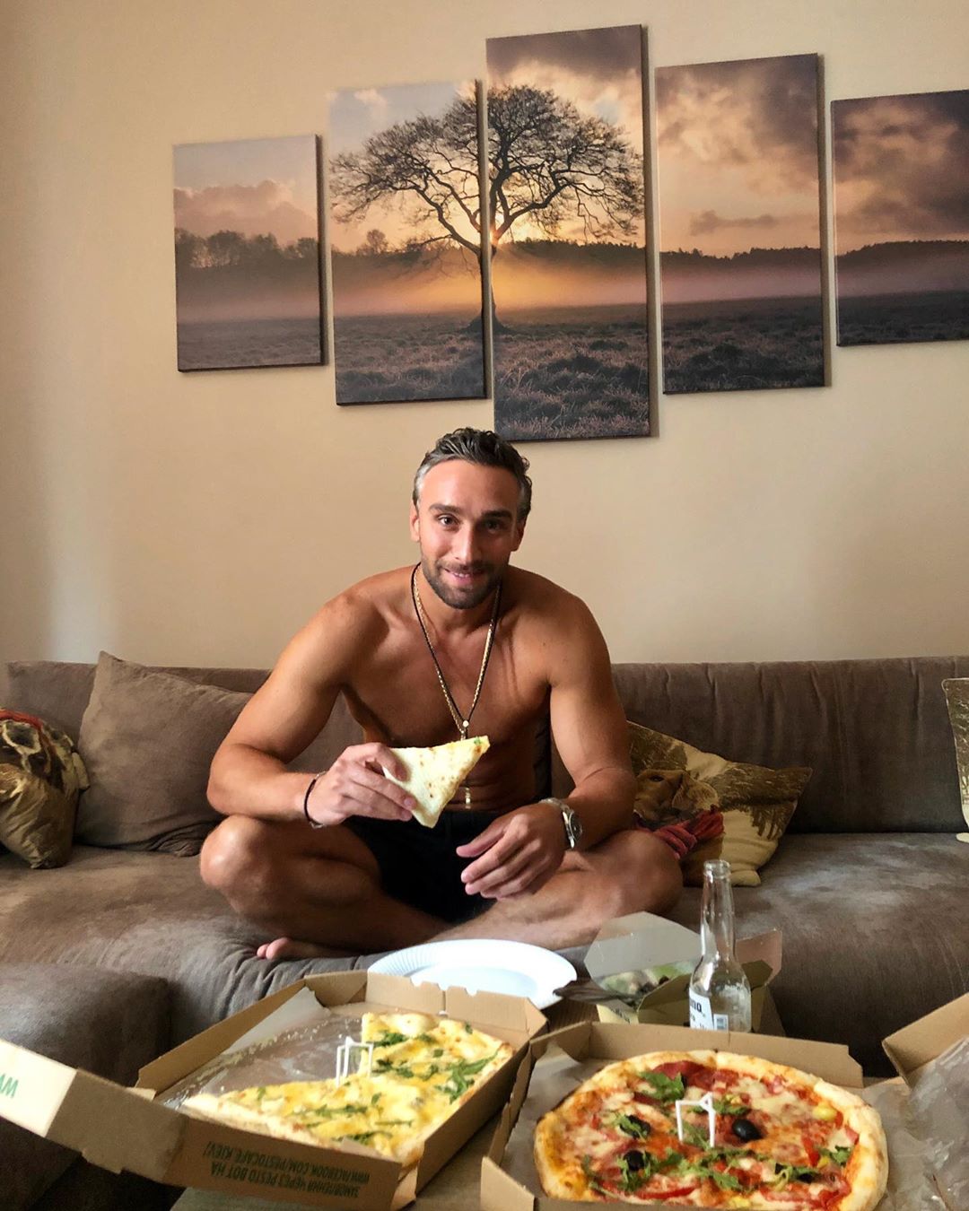 "Можна все": Іраклі Макацарія з оголеним торсом показав, як розслабляється на вихідних