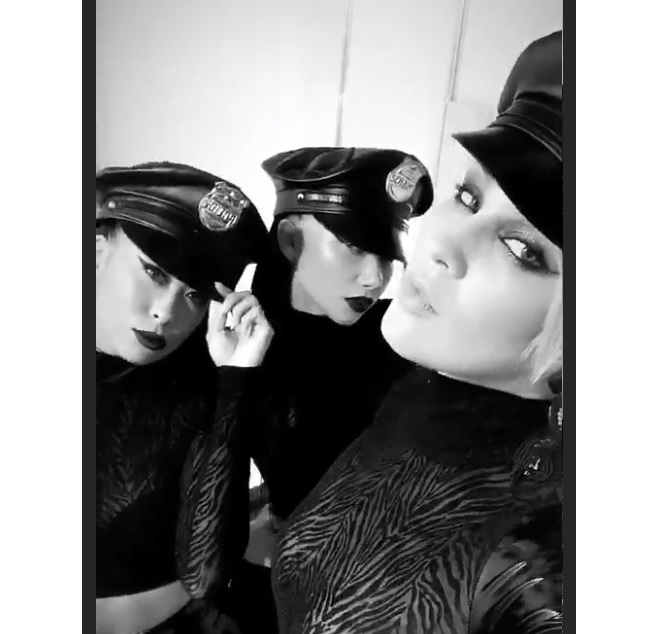 MARUV обжигает пластикой кошки в латексном костюме и полицейской фуражке