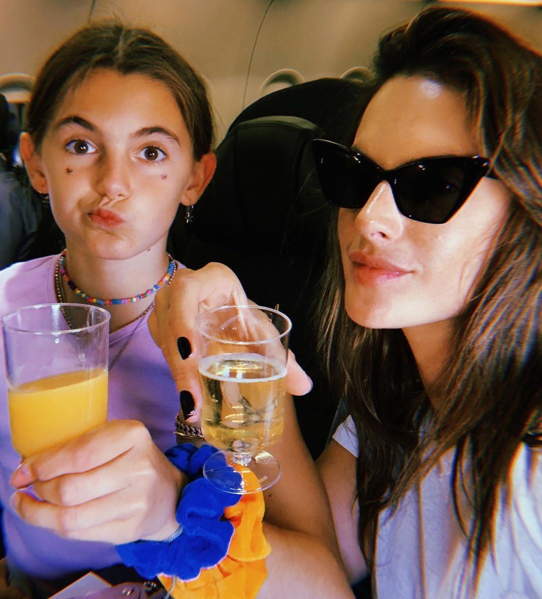 Словно подруги: Алесандра Амбросио показала редкое фото с 11-летней дочкой