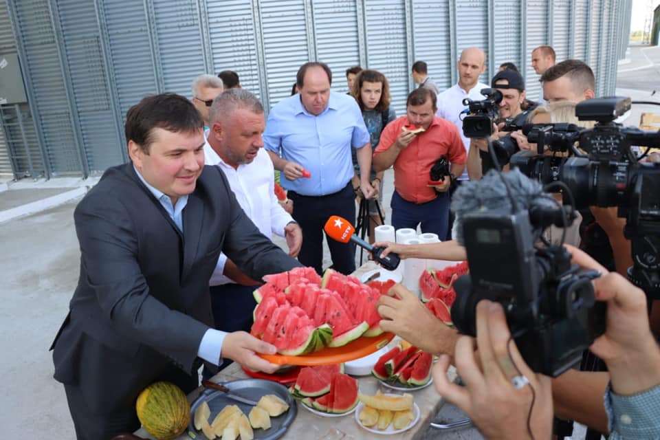 В Киев плывут арбузы: появились "вкусные" фото