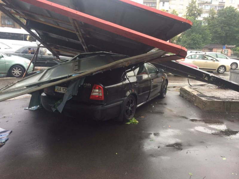 В Киеве из-за непогоды затопило Соломенский суд