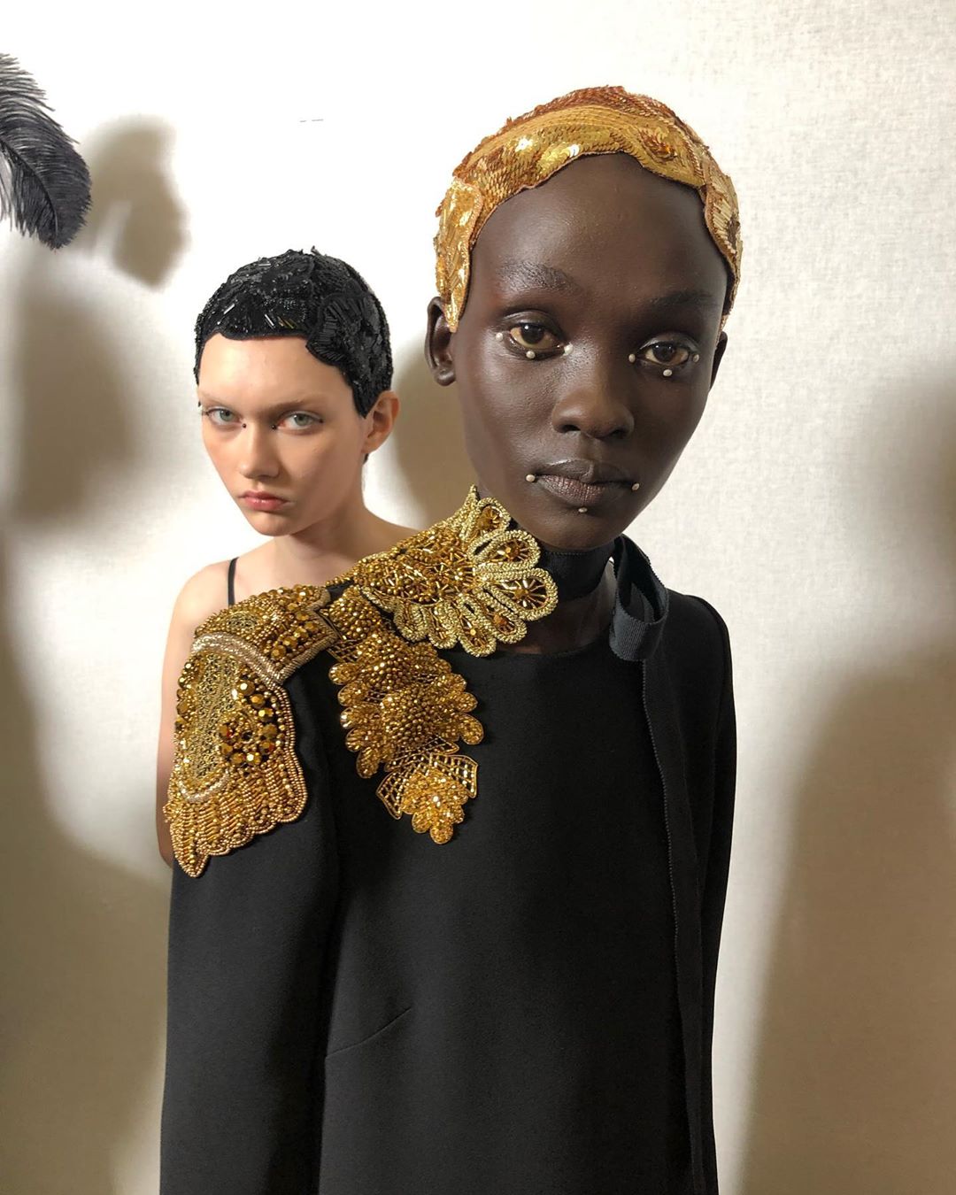 Розсипи золота, елементи пірсингу і накладні вилиці: найбільш незвичайні мейк-ап тренди Тижня моди в Парижі