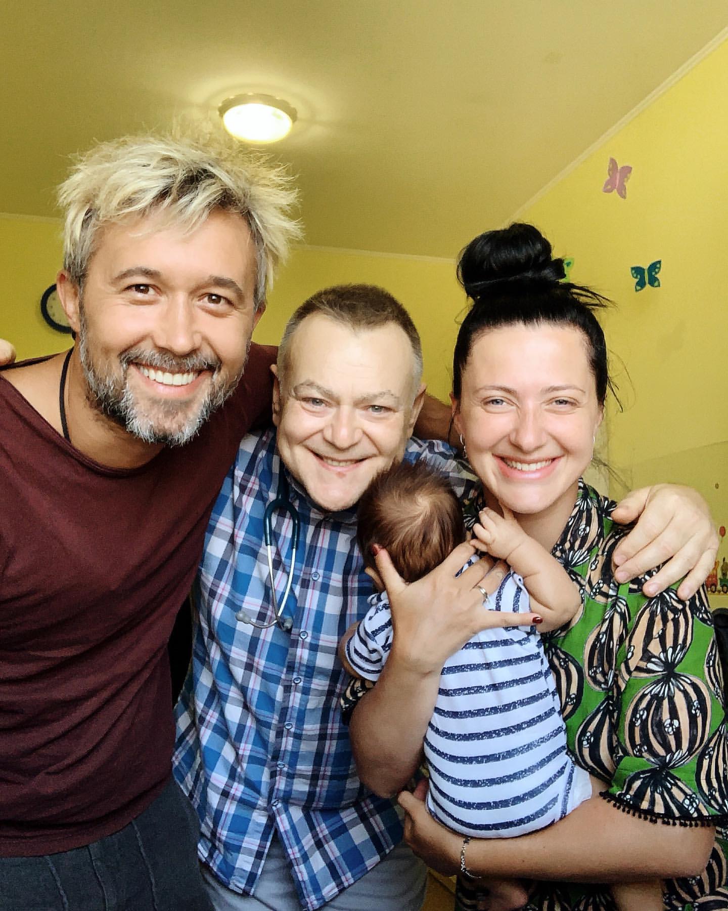 Конец "летнему розмарину": Снежана Бабкина показала суматошное утро с сыном и мужем