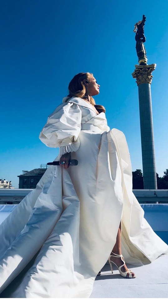 "Українська принцеса": Тіна Кароль підкорила розкішним вбранням на День Незалежності