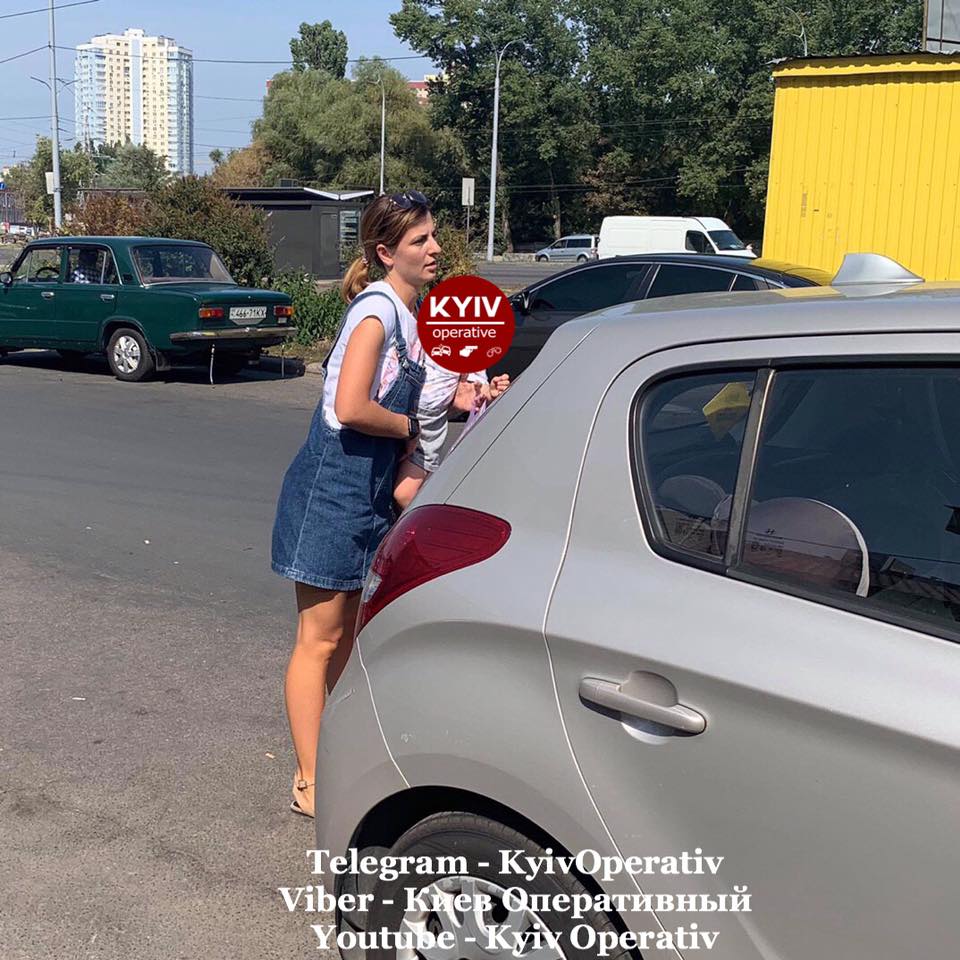 Ребенок громко плакал: в Киеве женщина оставила малыша в авто на жаре (фото)