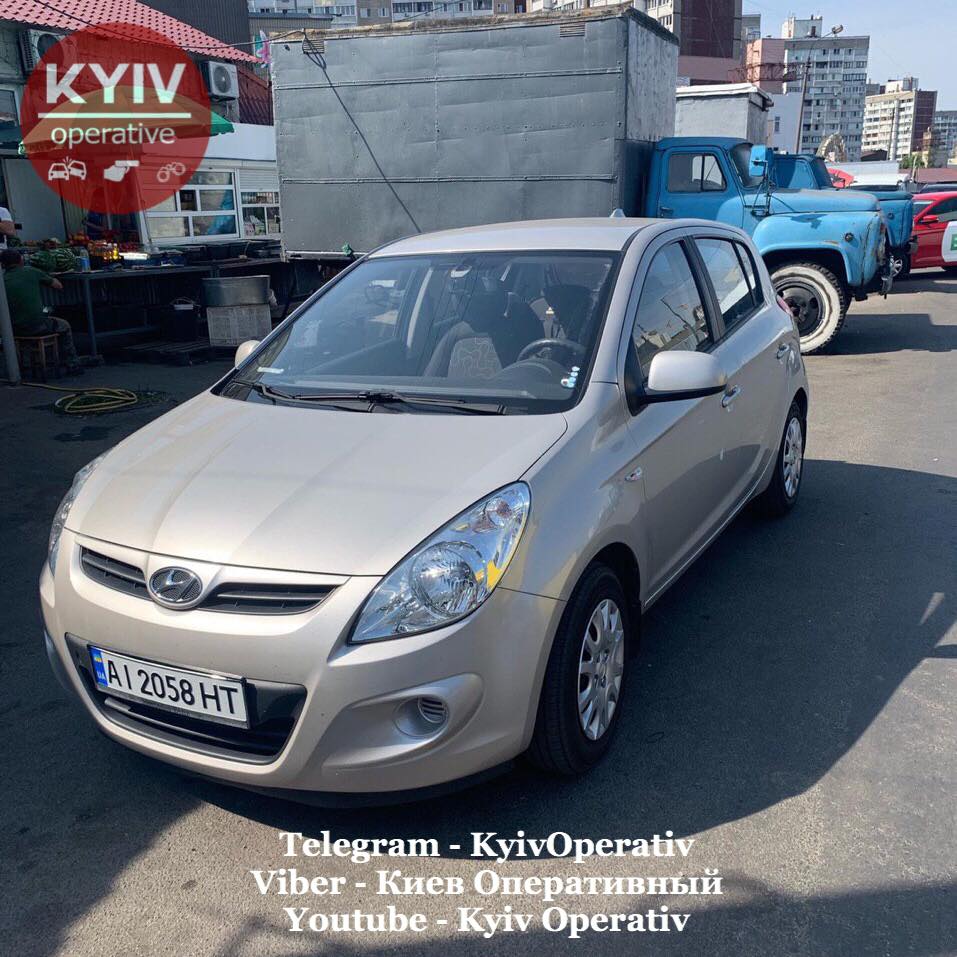 Ребенок громко плакал: в Киеве женщина оставила малыша в авто на жаре (фото)