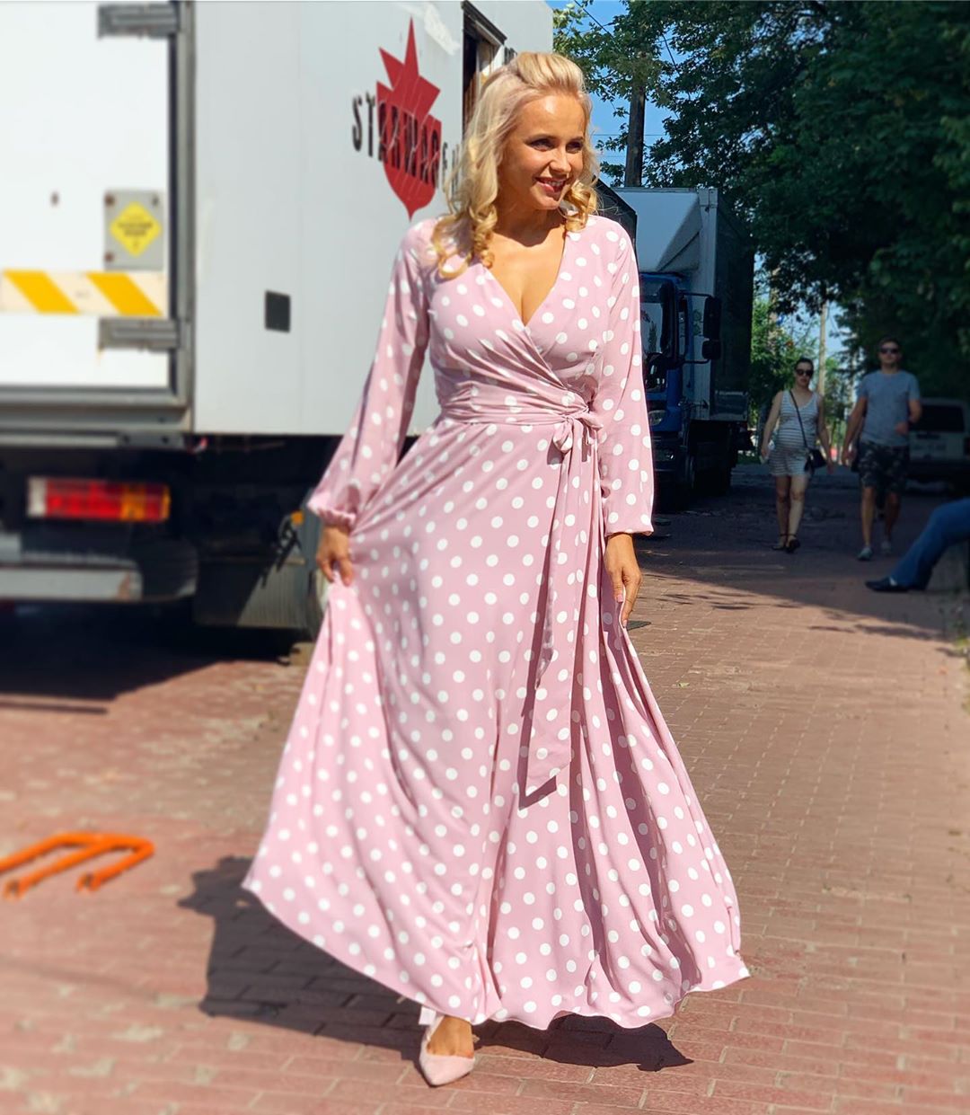 "Зефірка": Лілія Ребрик сяяла тотал-pink образом на зйомках