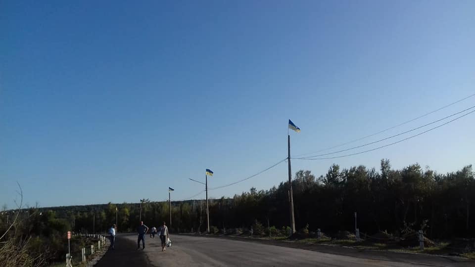 В Станиці Луганській повернули на місце українські прапори (ясраві фото)