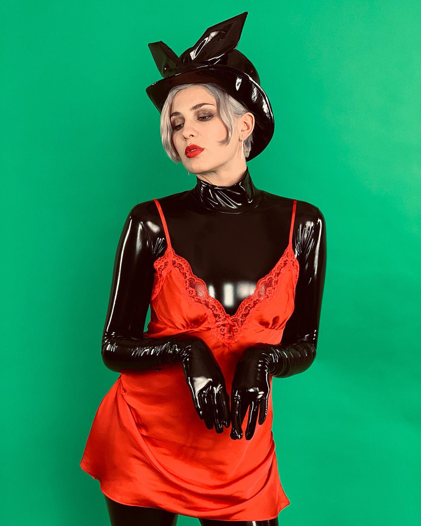 Епатажна MARUV в образі "латексної зайчики" викликала фурор в мережі