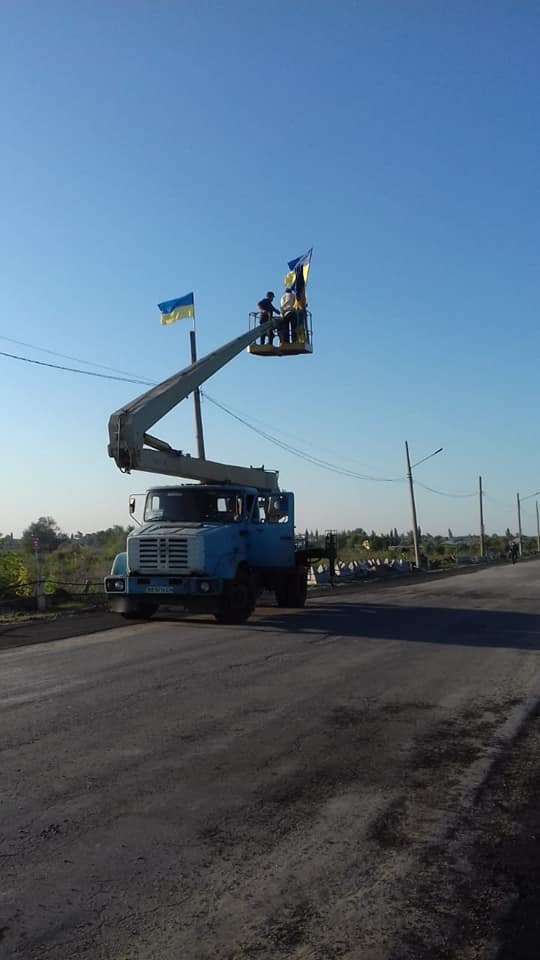В Станиці Луганській повернули на місце українські прапори (ясраві фото)