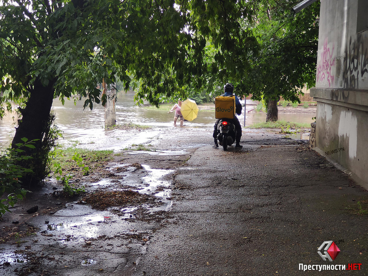 В Николаеве ливень затопил центр города: авто оказались по окна в воде