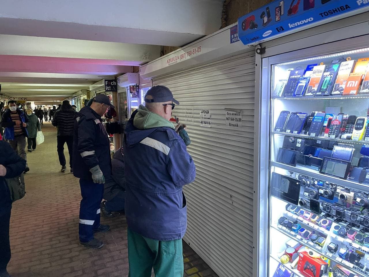 В переходах метро снесенные киоски заменяют на новые: свежие фото