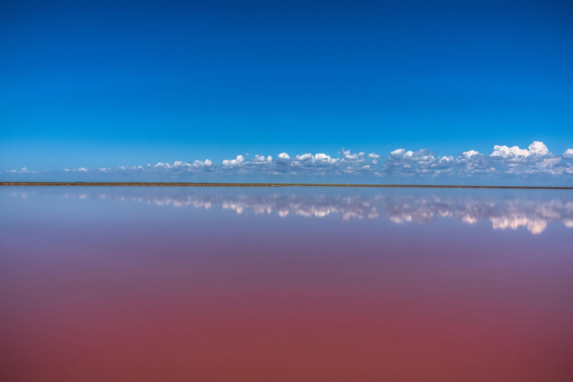 Українців вразив вигляд з висоти на Рожеве озеро: вражаючі фото та відео