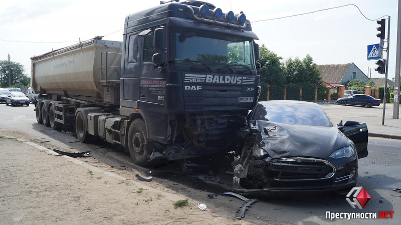 У Миколаєві електрокар Tesla зіткнувся з вантажівкою