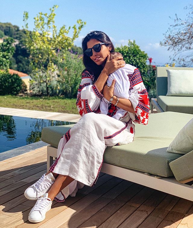 Это любовь! Санта Димопулос в платье-вышиванке растрогола нежным фото с доченькой