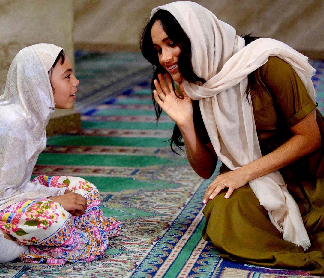 Сама скромність: Меган Маркл в стриманому образі відвідала стару фортецю в Кейптауні