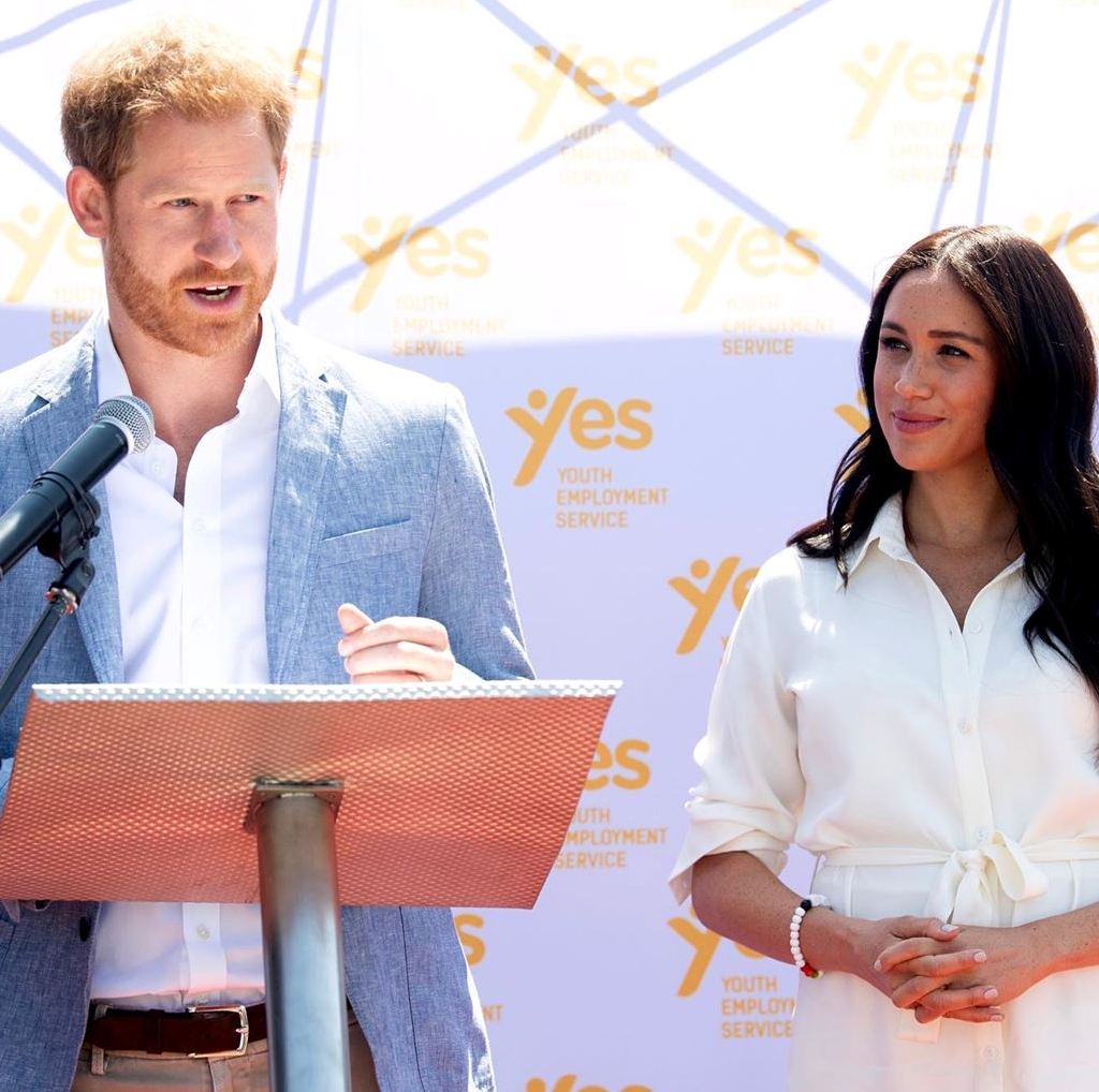 Сама чарівність: Меган Маркл блищить в білосніжній сукні улюбленого фасону