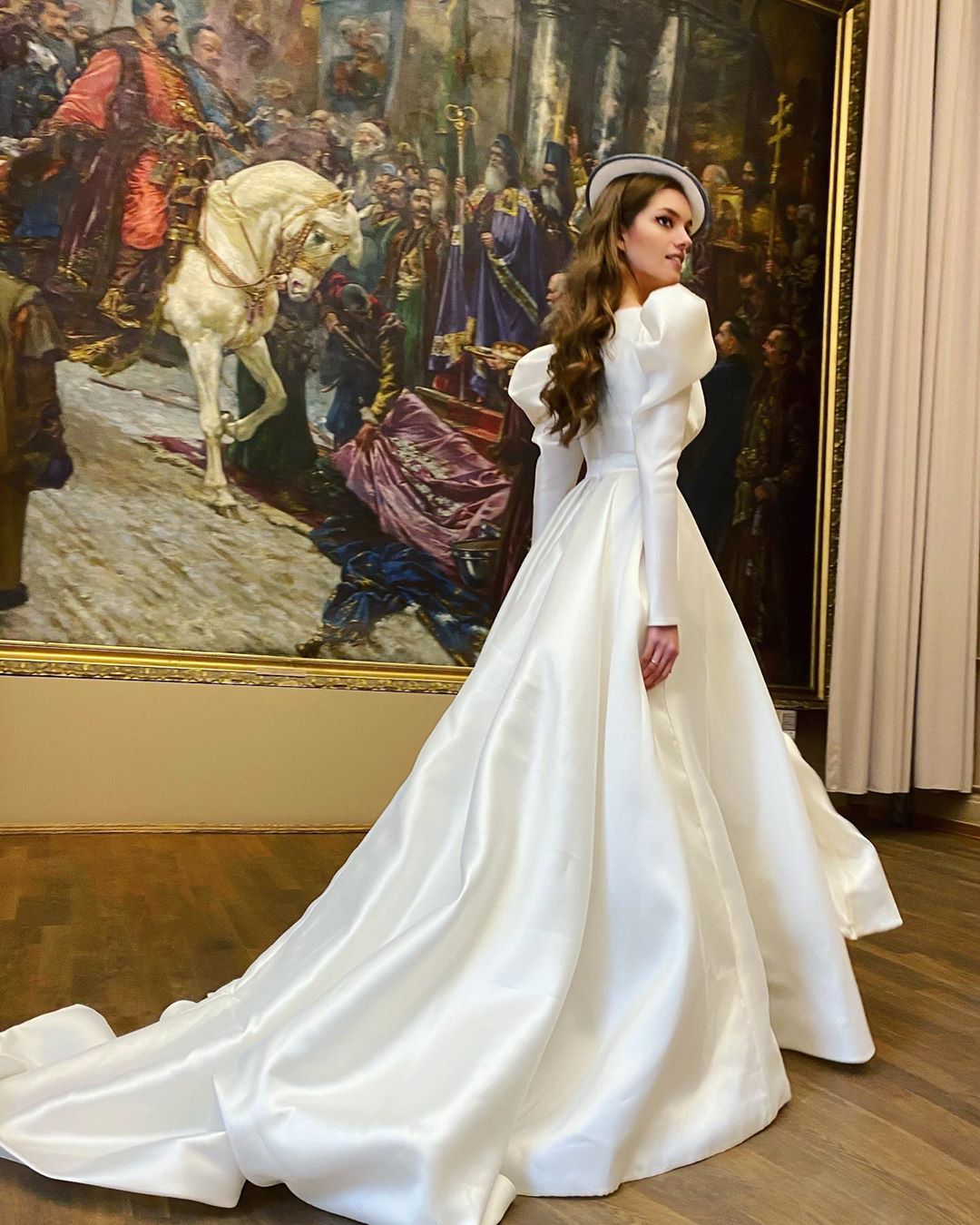 Ніби зійшла з картини: дружина Дмитра Комарова зачарувала неймовірною елегантністю