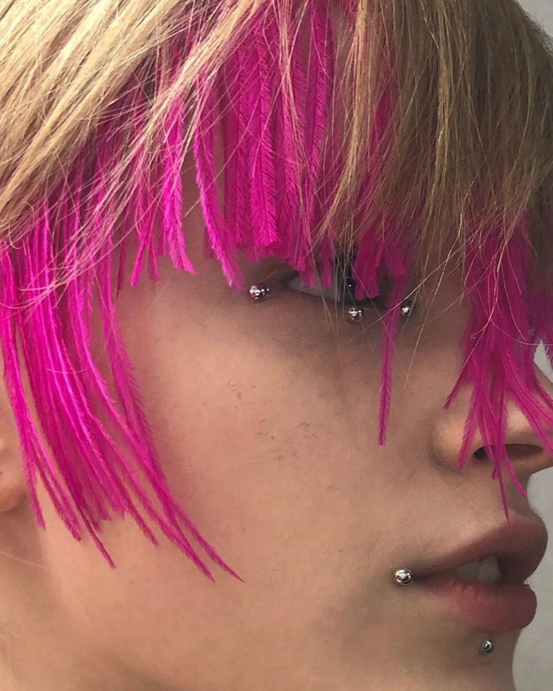 Розсипи золота, елементи пірсингу і накладні вилиці: найбільш незвичайні мейк-ап тренди Тижня моди в Парижі