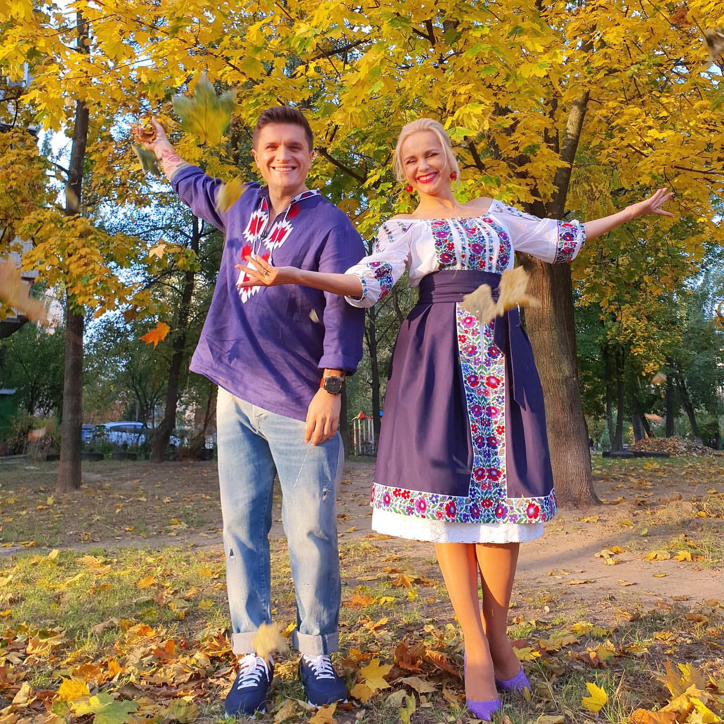 Очаровательная Ребрик в платье-вышиванке устроила колоритный осенний фотосет