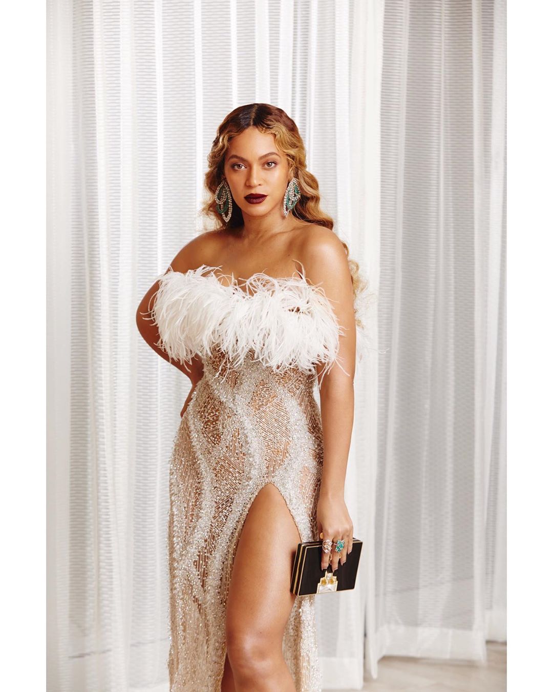 В духе "Великого Гэтсби": Бейонсе блистает в роскошном "голом" платье Roberto Cavalli