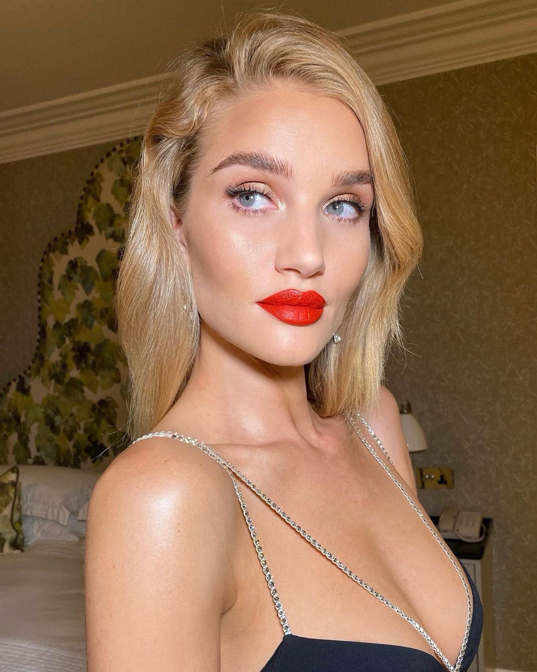 В "голом" платье и под руку с любимым: Роузи Хантингтон-Уайтли в роскошном наряде блистает в Лондоне