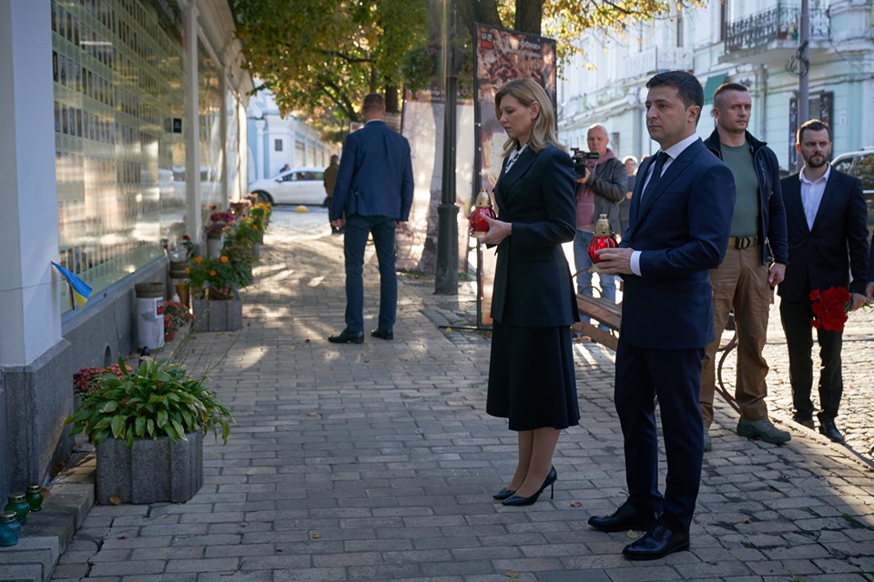 Зеленський з квітами і лампадками прийшов до Стіни пам'яті загиблих за єдність України (фото)