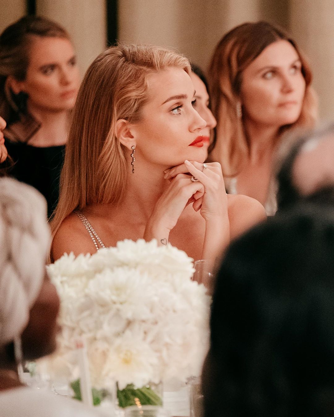 В "голом" платье и под руку с любимым: Роузи Хантингтон-Уайтли в роскошном наряде блистает в Лондоне