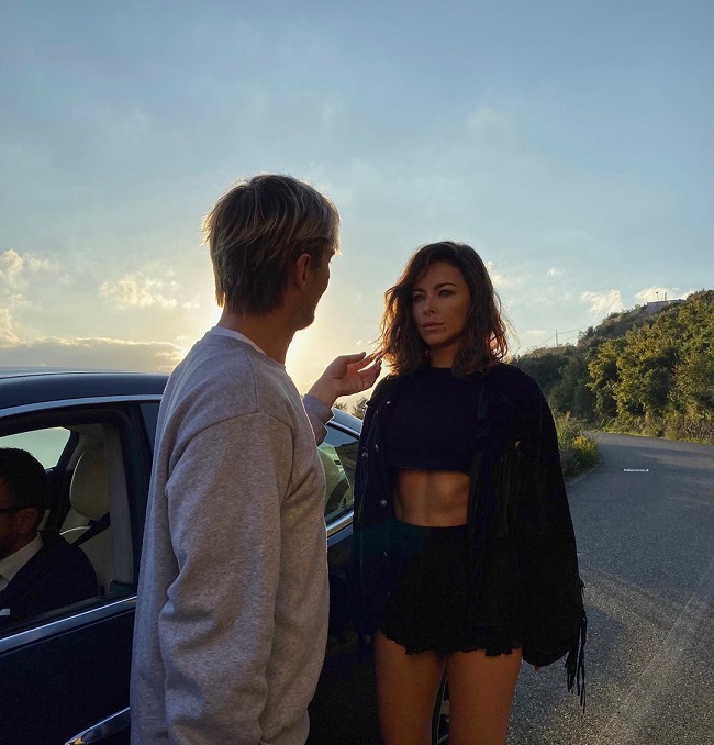 Ани Лорак похвасталась стальным прессом на Сицилии