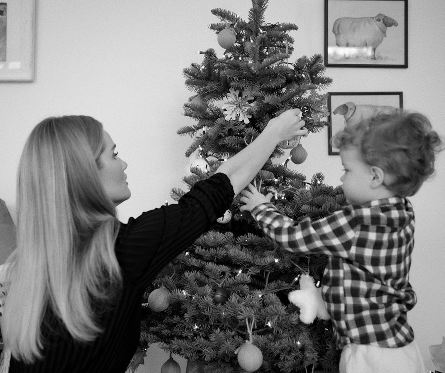 Мамин помічник: Роузі Хантінгтон-Уайтлі показала рідкісне фото 2-річного сина від Джейсона Стетхема