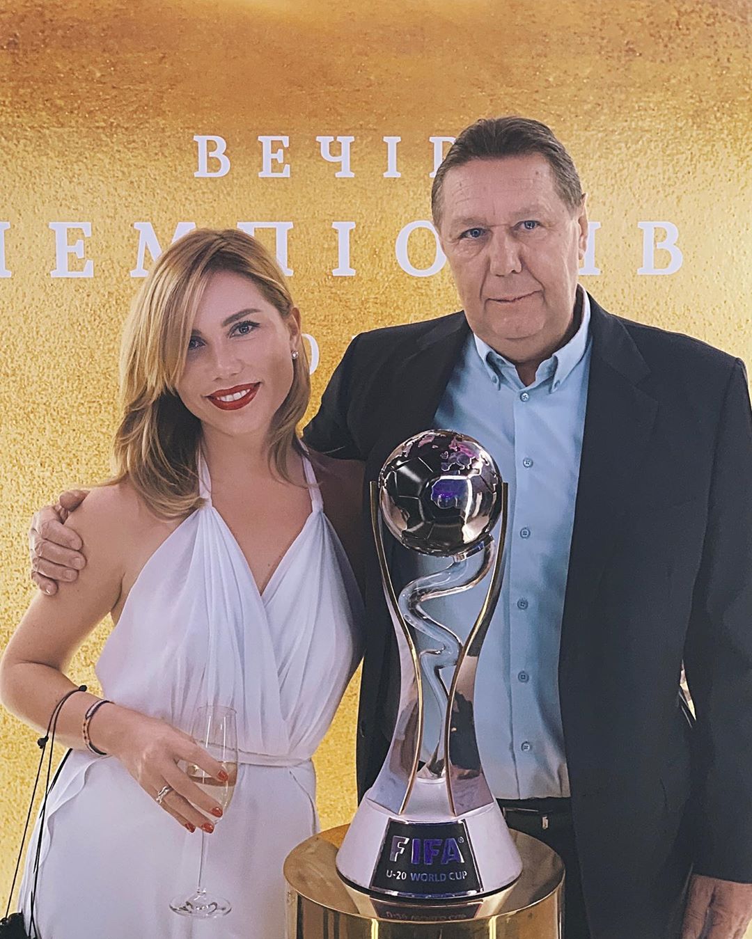 Скандальный экс-президент ФФУ станет отцом в 70 лет: видео и фото счастливой пары