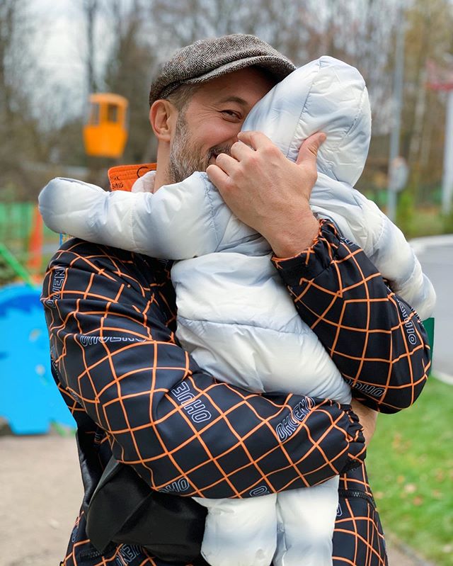 Крутий тато! Сергій Бабкін зворушив щасливою прогулянкою з маленьким синочком
