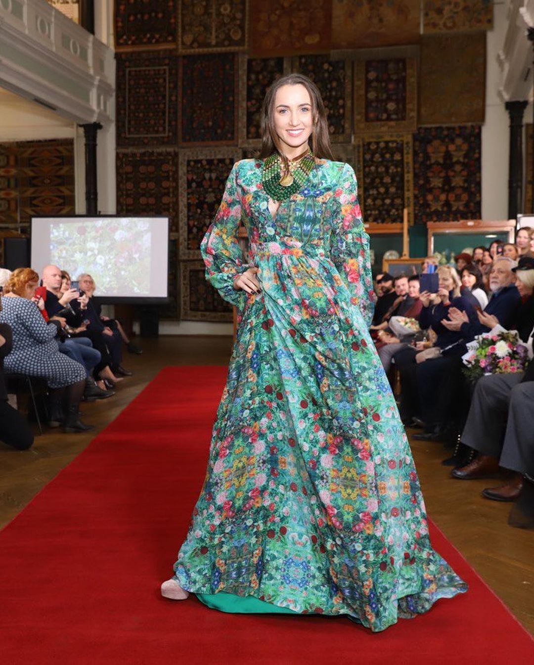 Українська красуня: Ганна Різатдінова вийшла на подіум у розкішній "квітковій" сукні