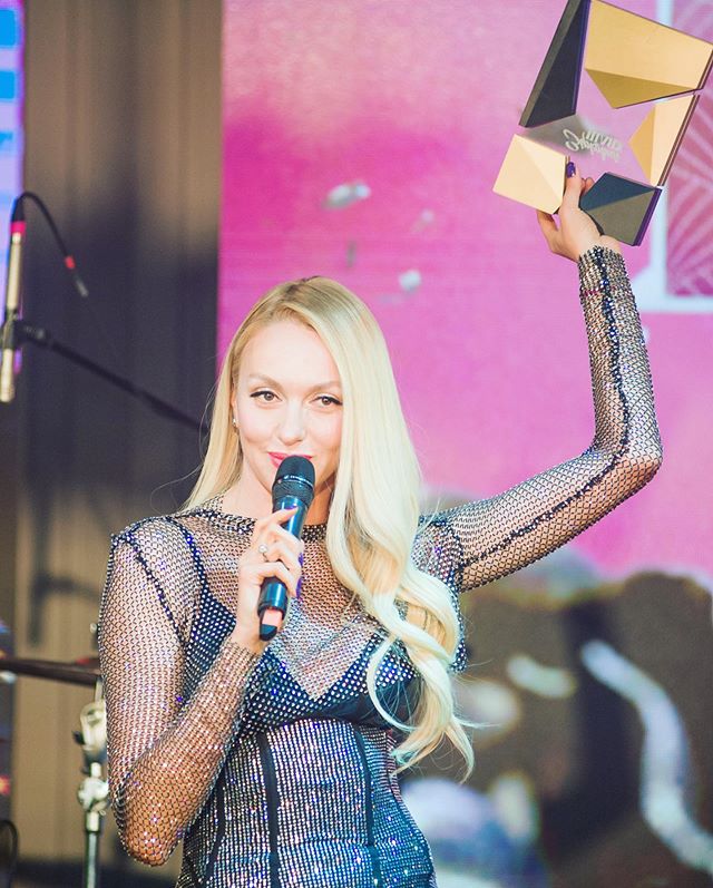 "Сяюча" Оля Полякова у прозорому топі з камінням заворожила ідеальними формами